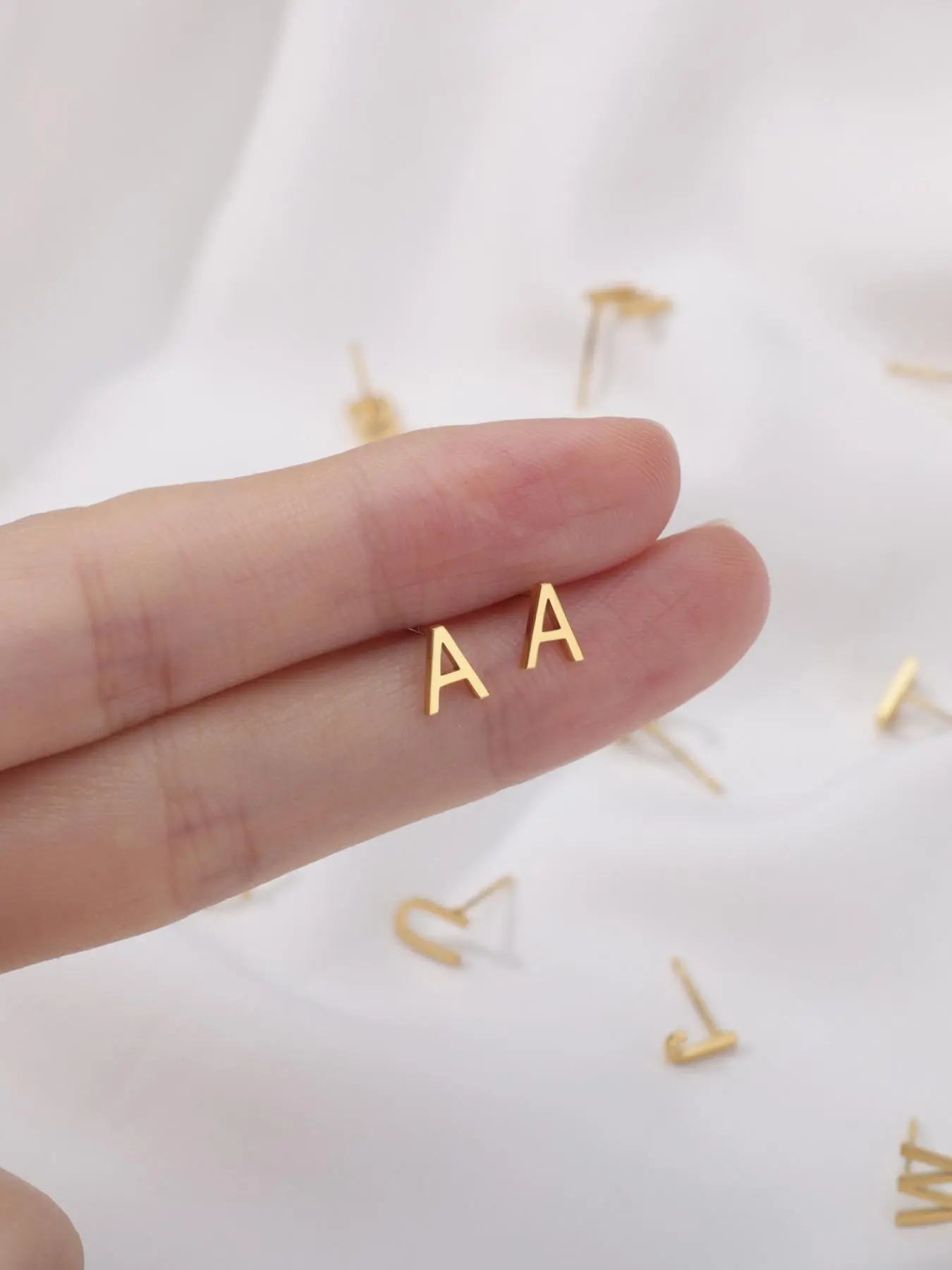 1 Pair Letter Stud Earrings, Simple Alphabet Decor Ear Jewelry For Party, Daily Clothing Decor, Casual Fashion Accessories, Personalized Fashion Earrings, Fashionable Earrings, High Quality Earrings, Ear Studs