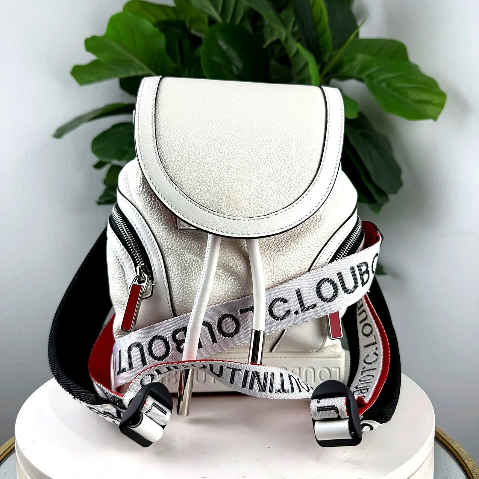 Pre-owned White pebbled leather Backpacks Authentic Christian Louboutin White Leather Mini Convertible Backpack