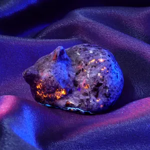 2'' Cute Natural Yooperlite Sleeping Cat Crystal Healing Energy Crystal Hand Carved Crystal for Cat Collection Home Decor & Gifts