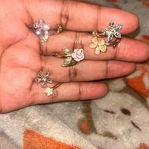 Elegant 4-Piece Rhinestone & Faux Pearl Studded Rings, Floral Design, Perfect Gift for Her, Stylish Jewelry Accessories
