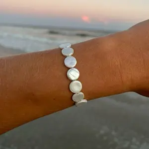 mother of pearl coin bracelet, ocean & beach lover jewelry, stackable beach bracelet