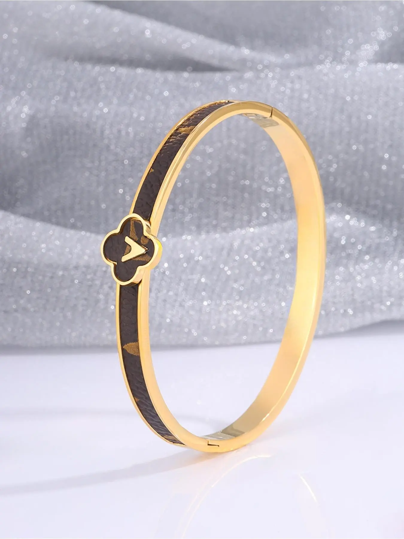 1 French luxury four petal flower leather bracelet, made of 304 stainless steel material, exquisite Bracelet Jewelry, a daily fashionable item, perfect for gifting and party wear, Elegant minimalist bangle