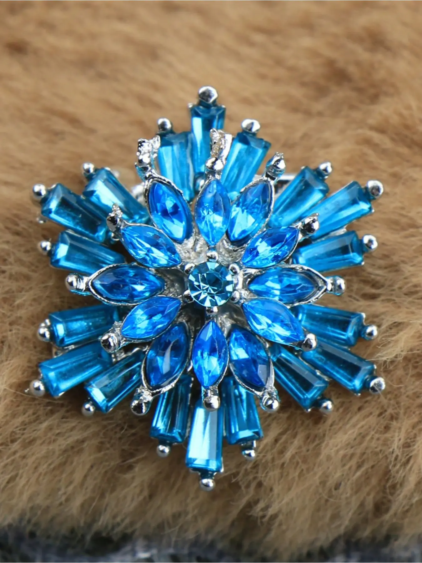 Christmas Blue Snowflake Brooch Pins Women's Fashion Personalized Jewelry Pin Snowflake Gift Bling Stylish Accessory