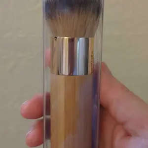 the buffer™ brush - fluffy, dome foundation brush