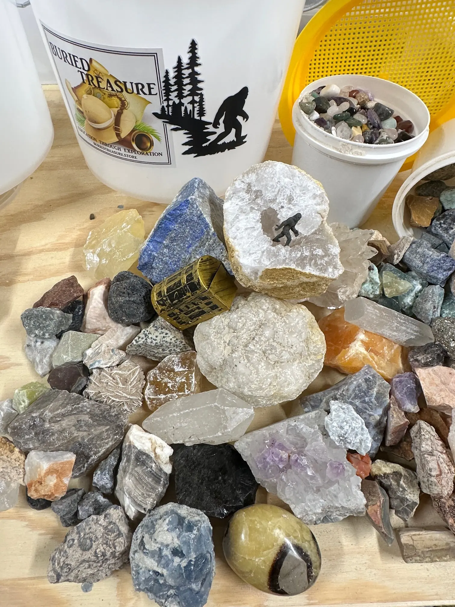 2 GALLON BIGFOOT LARGE NATURAL RAW STONE MINING BUCKET