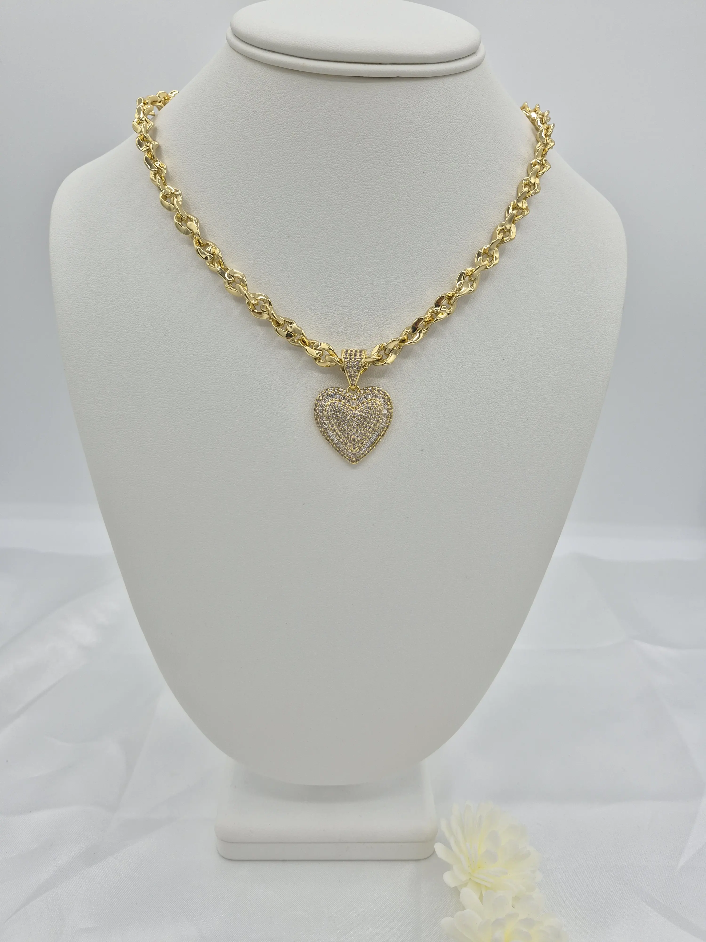 Thick chain with a heart pendant in 14k gold plated (47)