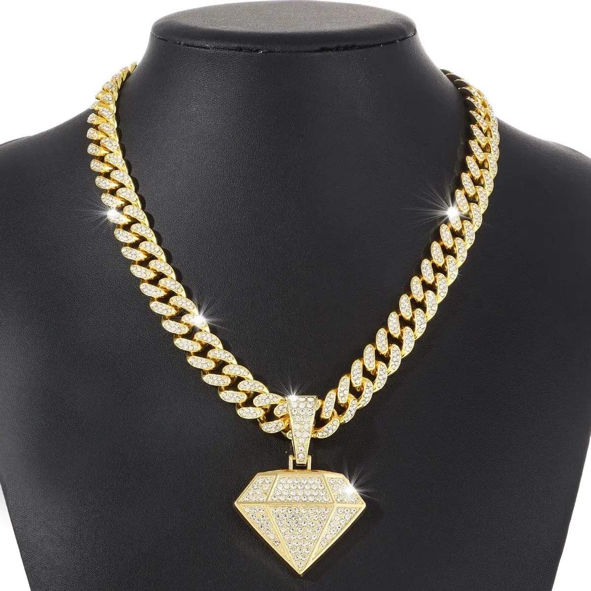 Sparkling Diamond-Shaped Rhinestone Necklace Set – A Statement of Elegance and Style