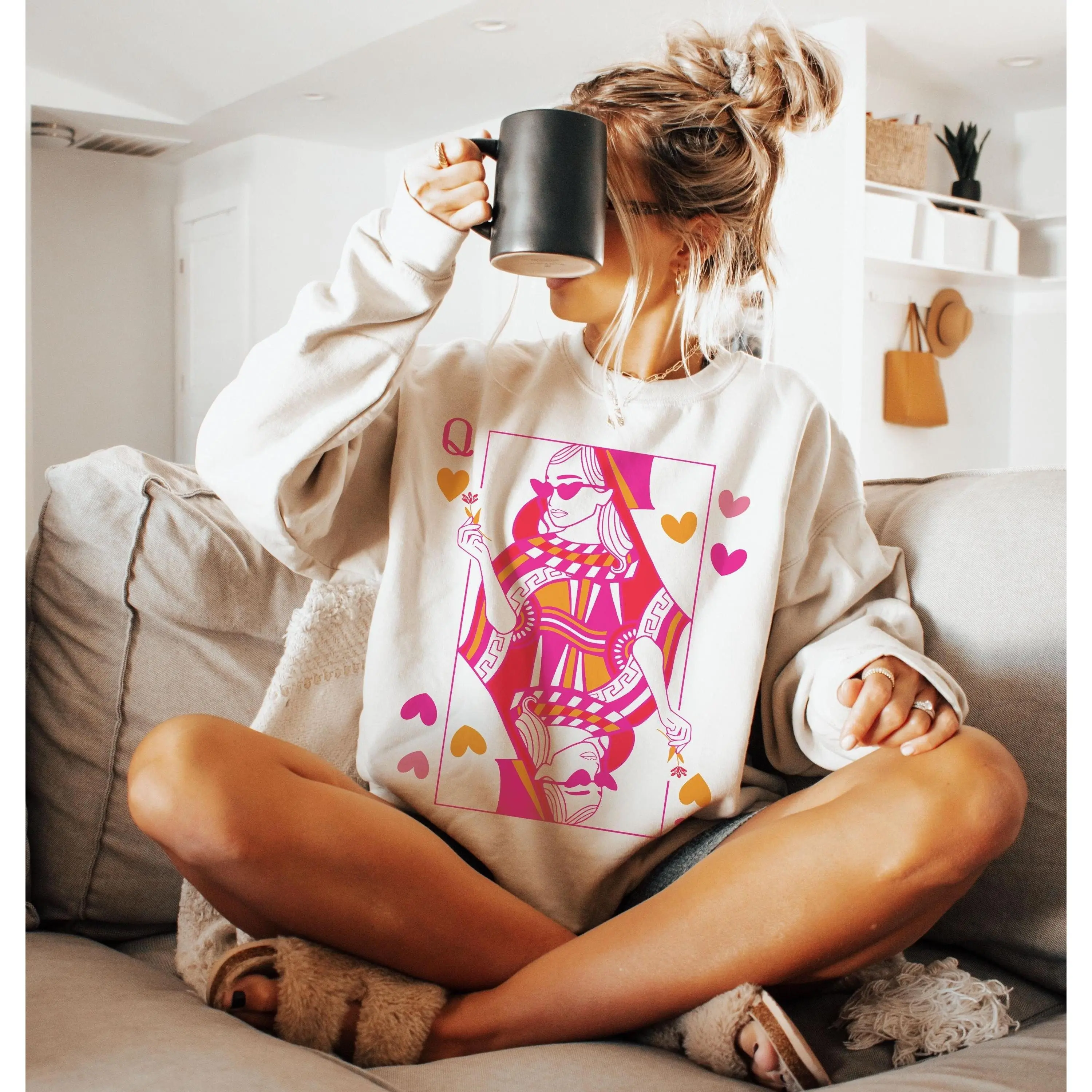 Queen Playing Card Sweatshirt, Hearts Crewneck for Women, Trendy Queen Sweater, Valentine’s Day Gift for Her, Cute Card-Inspired Outfit, Aesthetic Playing Cards Shirt, Cozy Love Theme Pullover, Romantic Gift Idea for Girlfriend or Wife