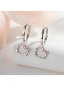 New sweet and cute cat pendant with a unique and niche ear cuff design, stylish sweet and edgy ear accessories.