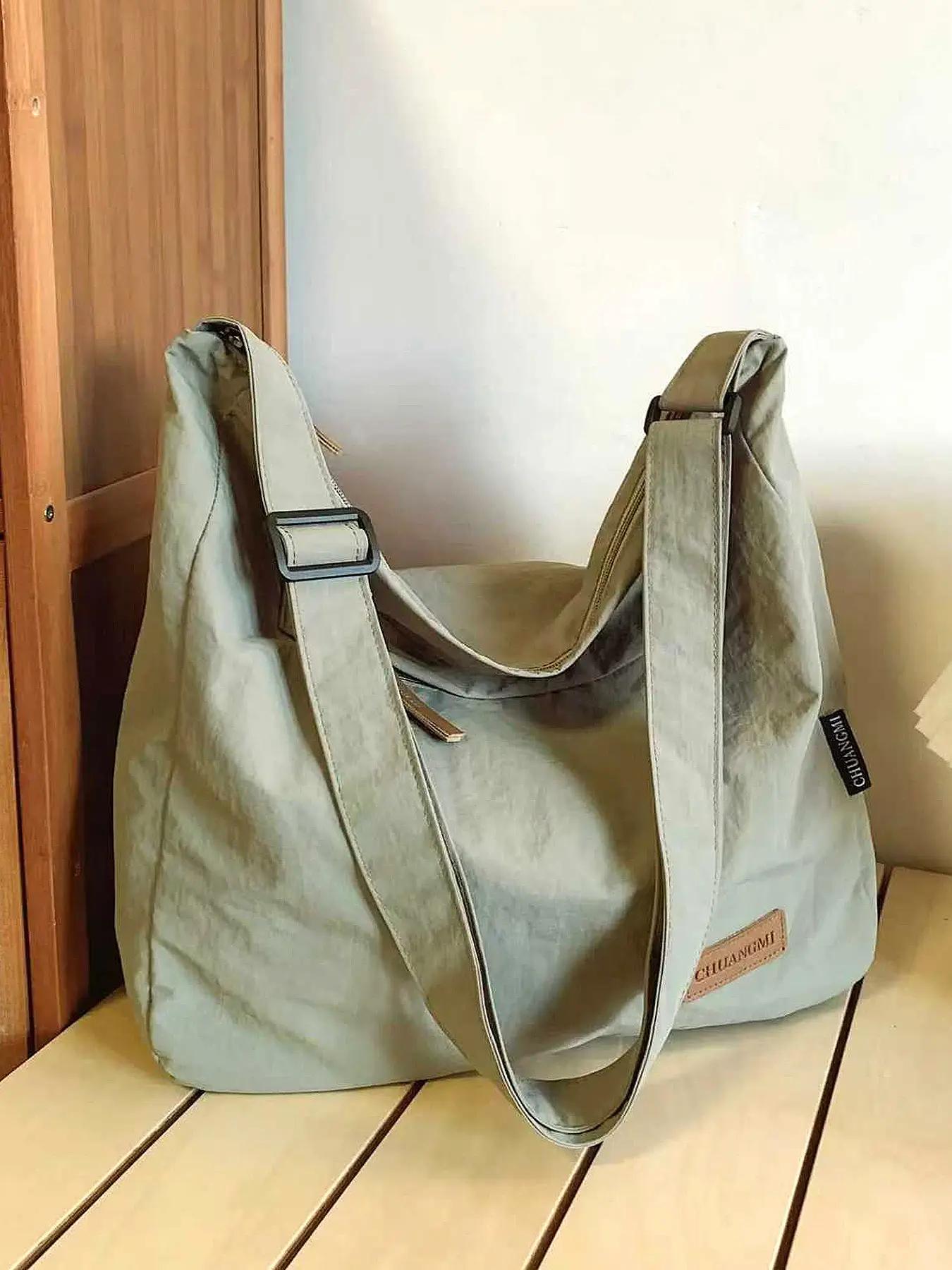 Simple casual shoulder messenger bag, lightweight  versatile daily commuting large bag, casual lazy style, versatile and multi-color optional,  suitable for daily commuting, college students attending classes, shopping, etc., Everyday shoulder bag
