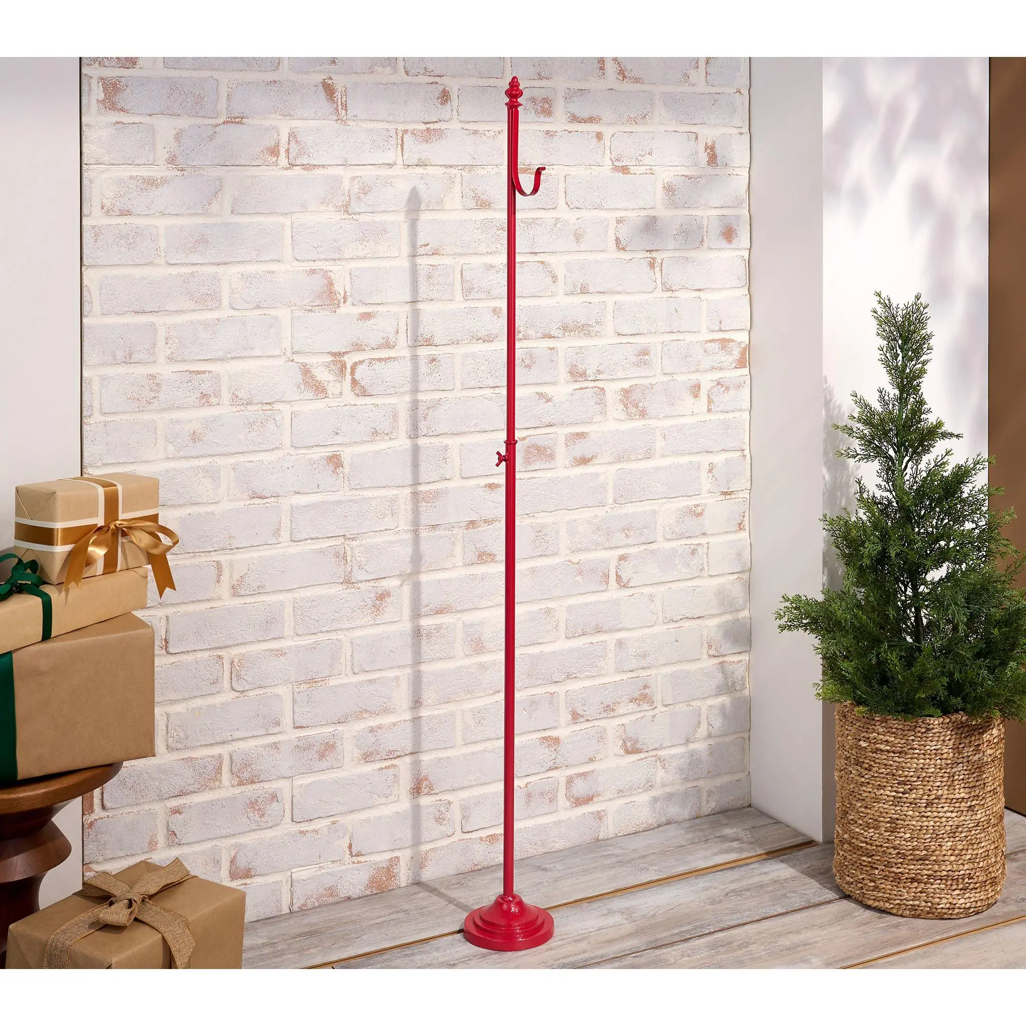 Kringle Express Standing Metal Wreath Hanger