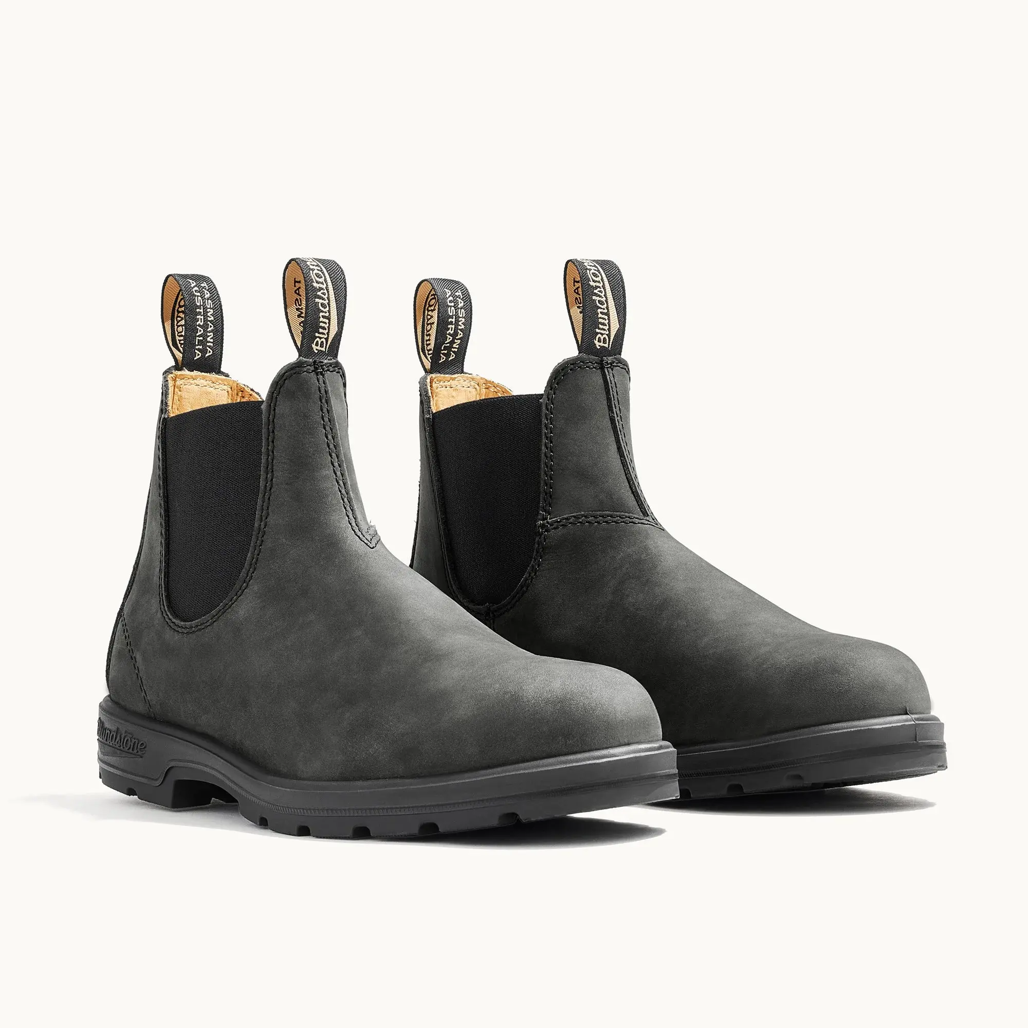 Blundstone 587 Classic Chelsea Boot in Black Leather | Men's