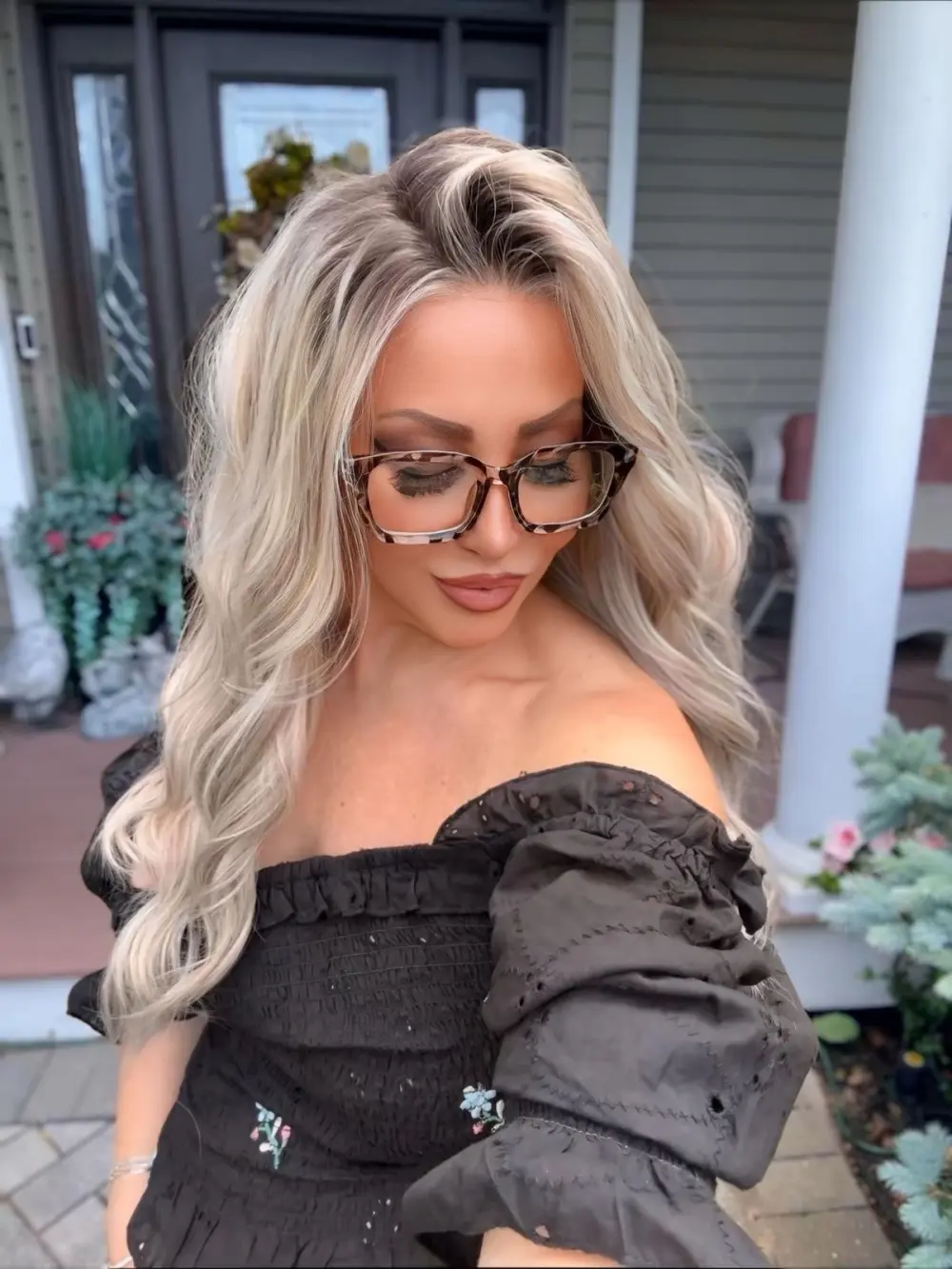 AISOM Shara Ash Beige Blonde Loose Water Wave 13x4 Free Part Lace Front Wig 18 Inches with Scandinavian Hairline Low Density 120% Heat Friendly Synthetic Hair Wigs Daily Use for Women
