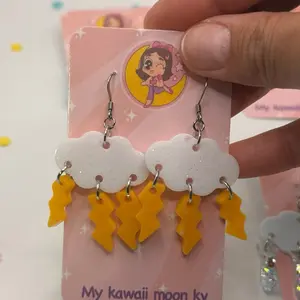 Aretes de nube con rayos