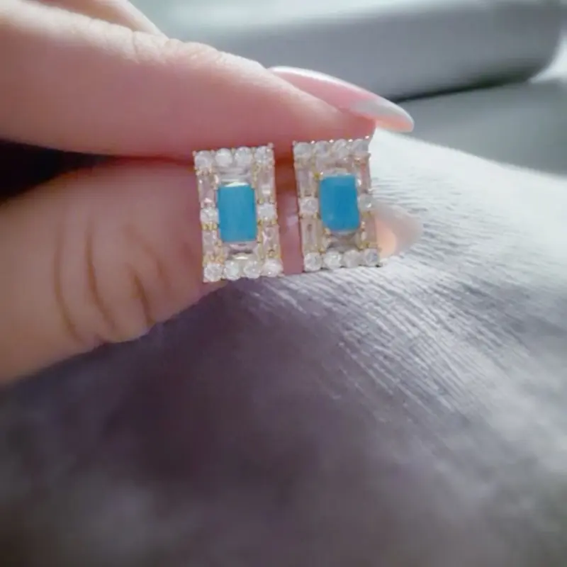 Carlota’s earrings