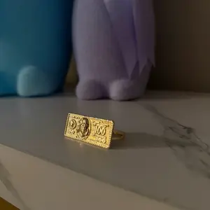 100 dollar bill 2 finger ring