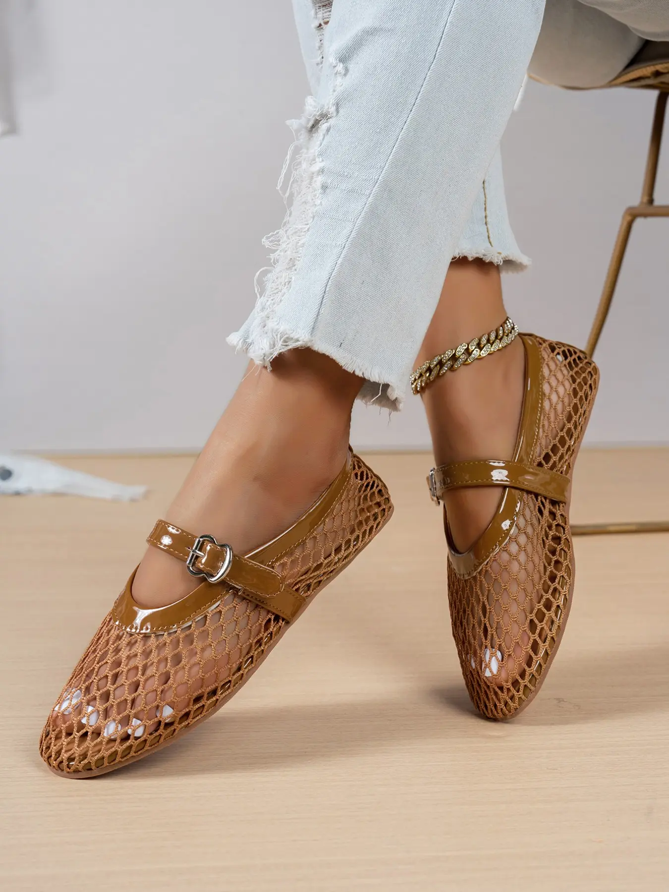 Women's Hollow-Out Mesh Flat Casual Sandals with Adjustable Buckle, Round Toe, Lightweight Breathable Summer Shoes for Daily Wear, Fashionable Sandals