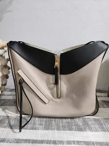 Pre-owned Loewe Leather Shoulder Bags PRELOVED Medium Hammock Shoulder Bag Versatile Design for Everyday Use, Ideal for Travel and Casual Outings