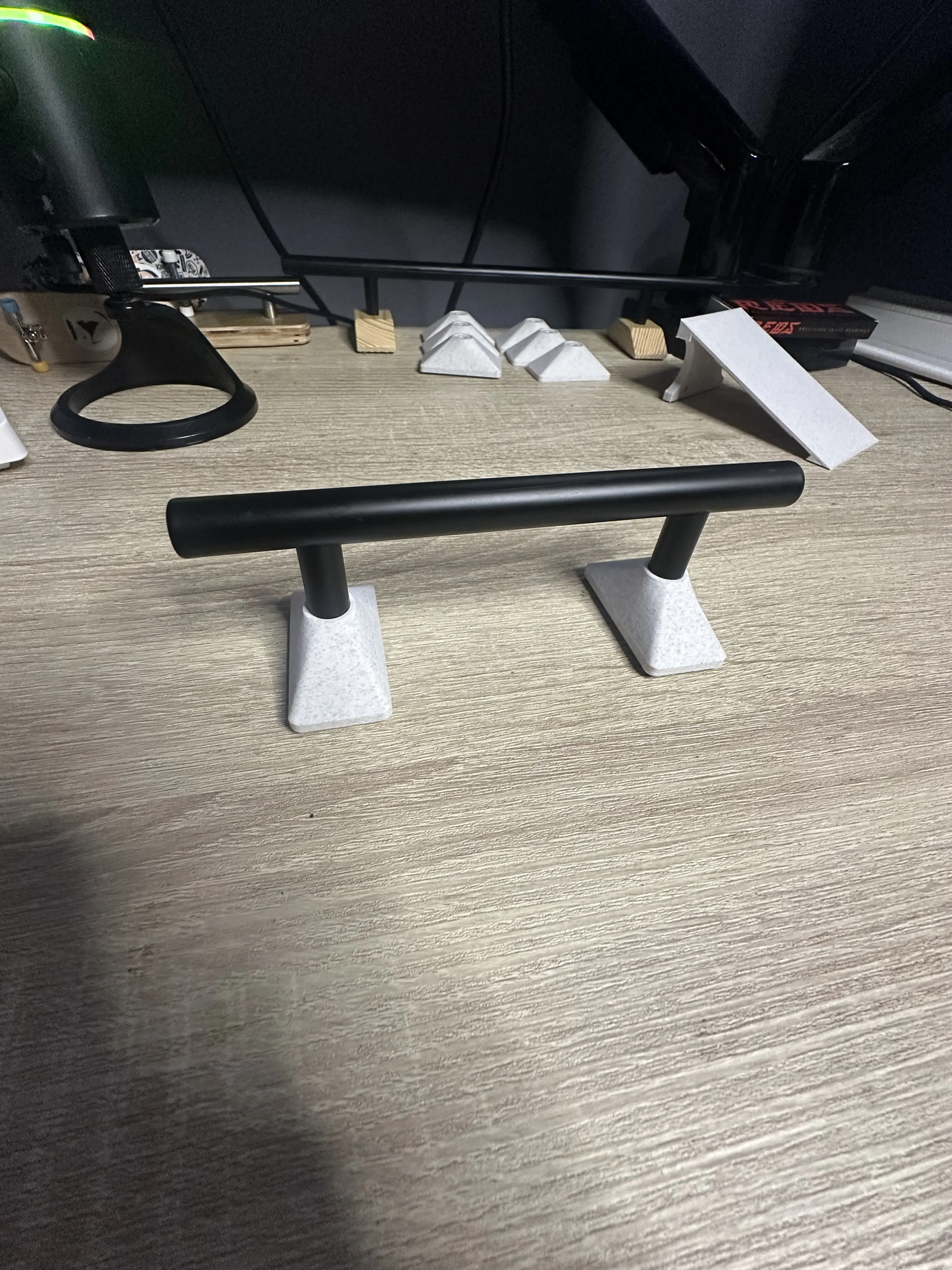 Pocket Fingerboard Rail