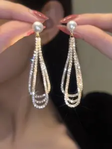 A pair of long teardrop-shaped rhindiamond tassel earrings, Rhinestone Earrings, an elegant jewelry that pairs well with fashion accessories and clothing. Suitable for both men and women, it is a fashionable accessory, a birthday gift and a daily wear.