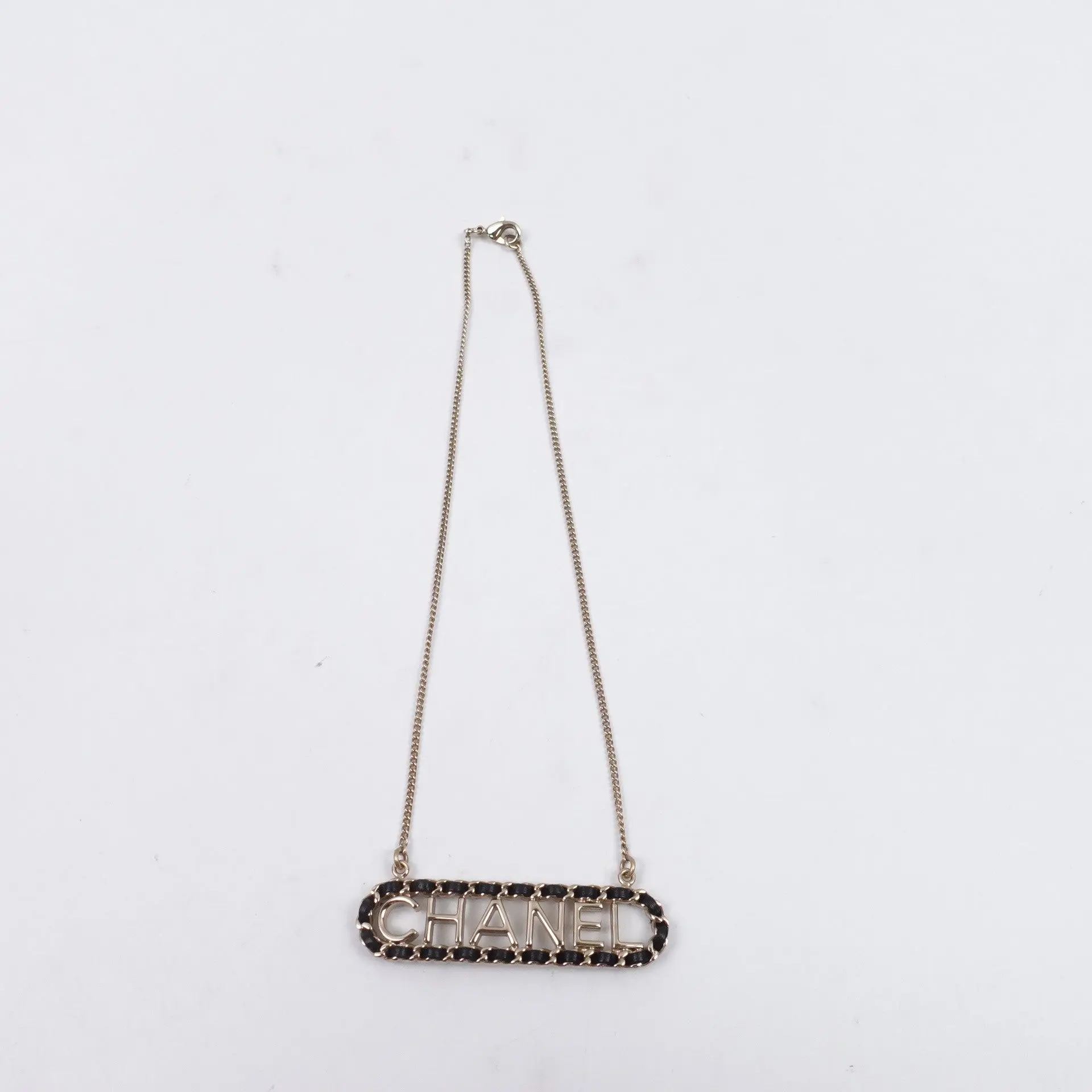 Pre-owned CHANEL Gold Tone Crystal Pendant Necklace T10426792
