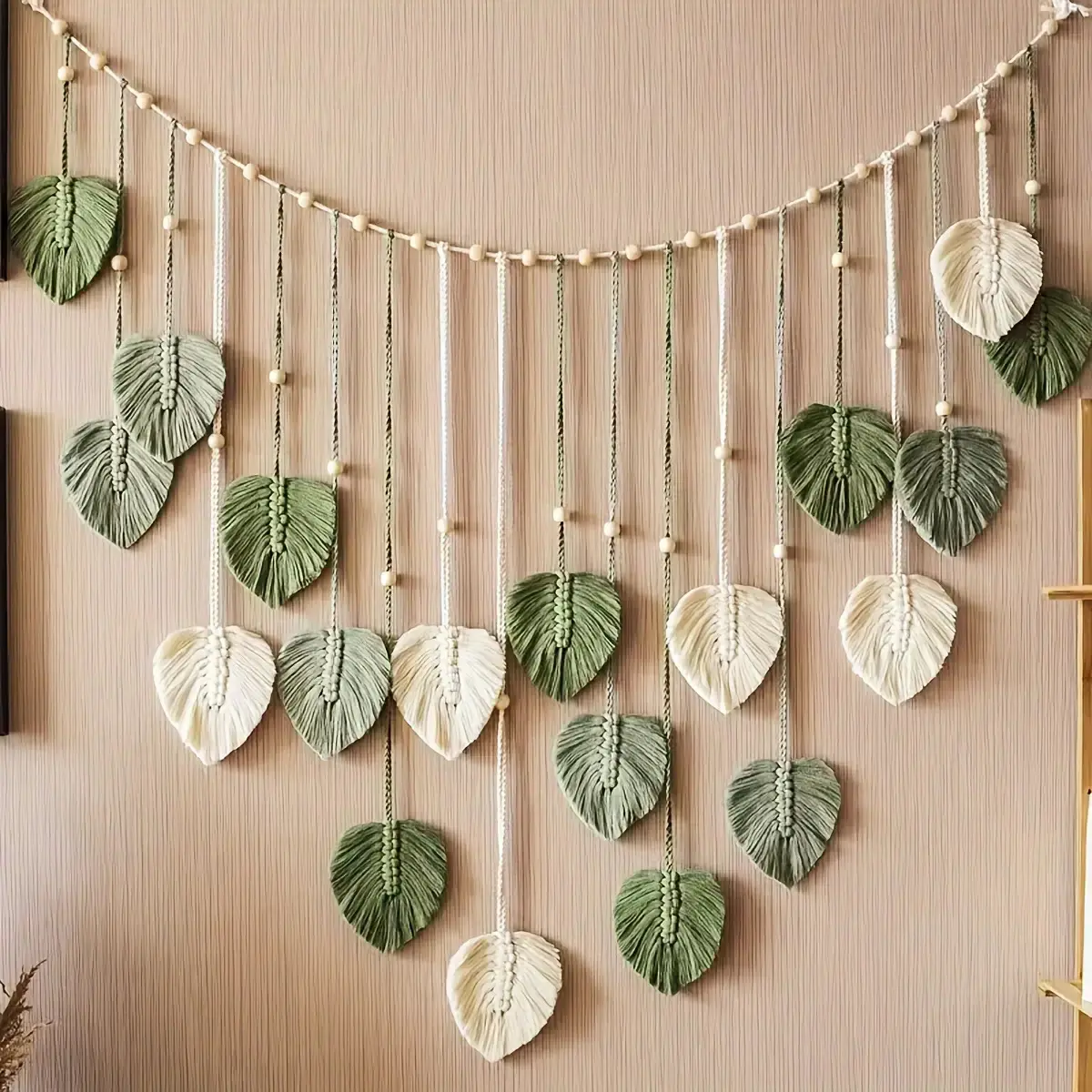 1-Piece Modern Boho Leaf Shape Feather Wall Hanging - Color-blocked Green, White, Beige Interwoven Tapestry, Textured Home Wall Decor, Ideal Mother Gift Ideas, Soft Accent Piece, Leaf Shapes