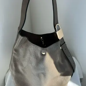 Padlock bucket bag