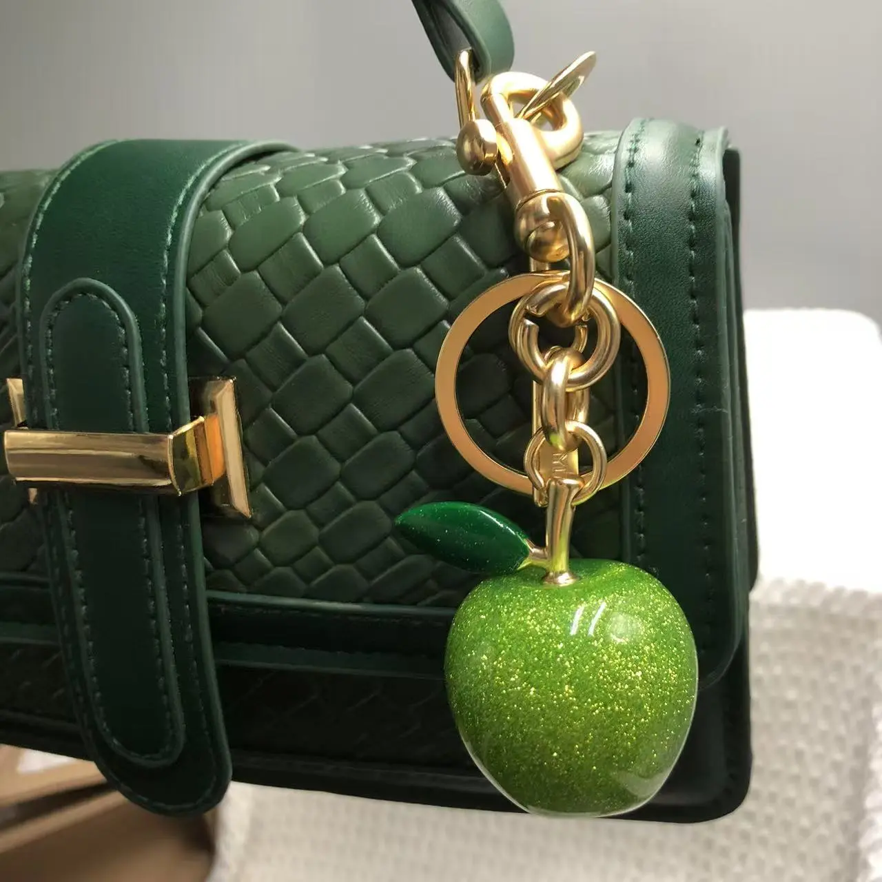 {Fashion Accessories} Artistic Women's Bag Pendant - Apple Keychain Cute Pendant Exquisite Car Keychain Pendant Daily Essentials Whimsical Elements Fashionable