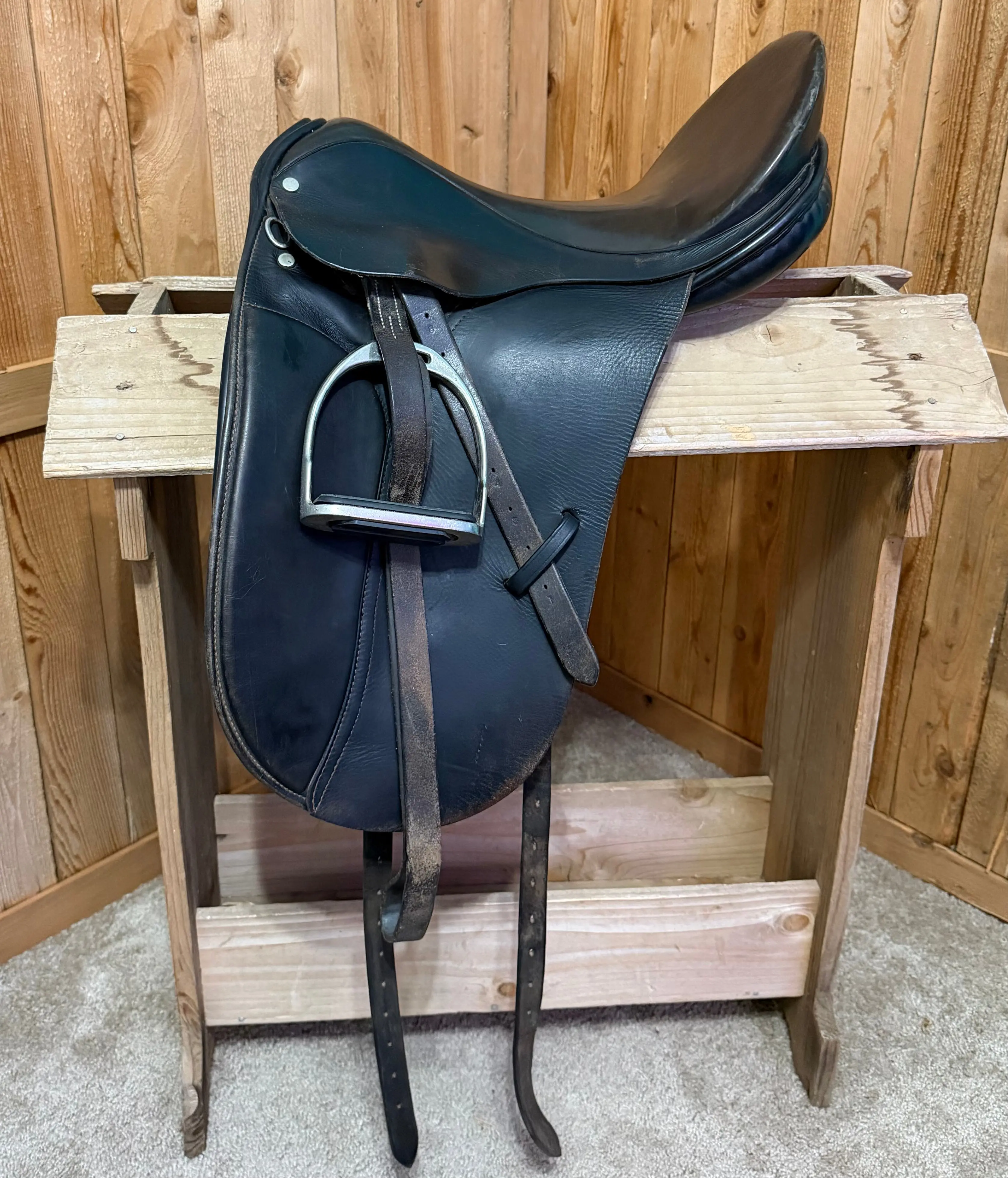 County Saddlery Dressage Saddle – 16.5” Seat, Wide Tree (5.5” Gullet)