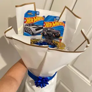 Ramo  de Hot wheels para tu chico! con rosas azules y blancas