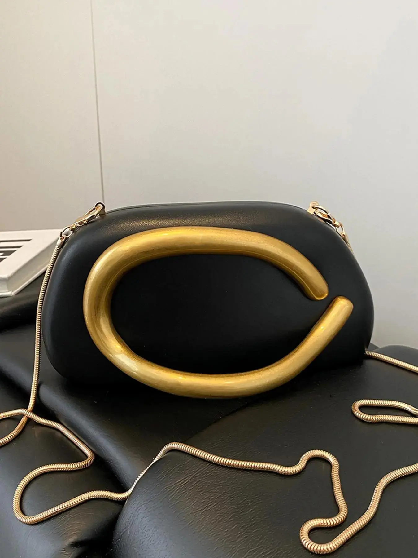 Classic round metal clutch for women; vintage evening handbag with a metal chain strap; casual, trendy, versatile, high-quality bag for everyday commuting