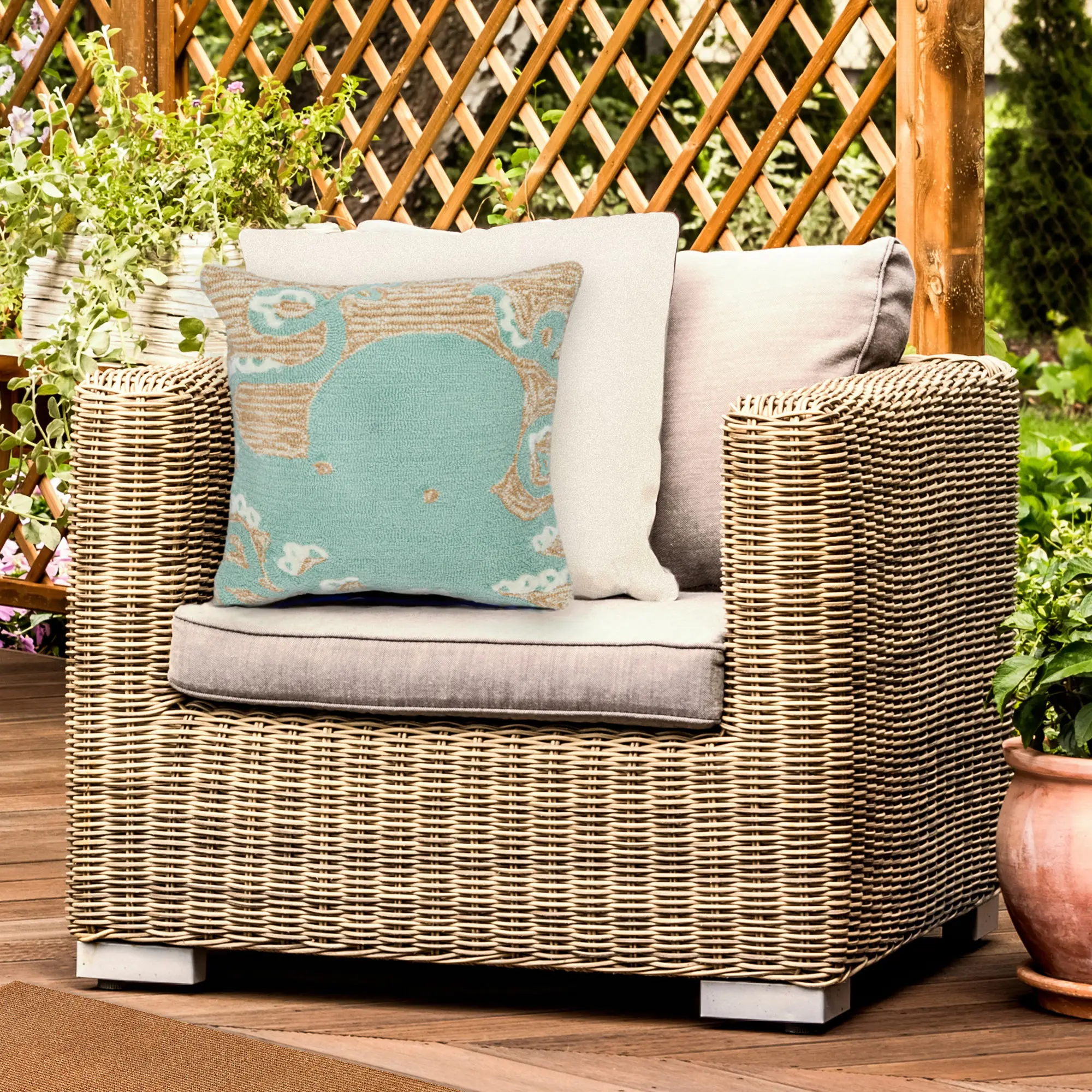 Lush Decor FRONTPORCH Indoor/Outdoor Handmade Pillow - Transitional Graphic Coastal Animal Accent  (Octopus)