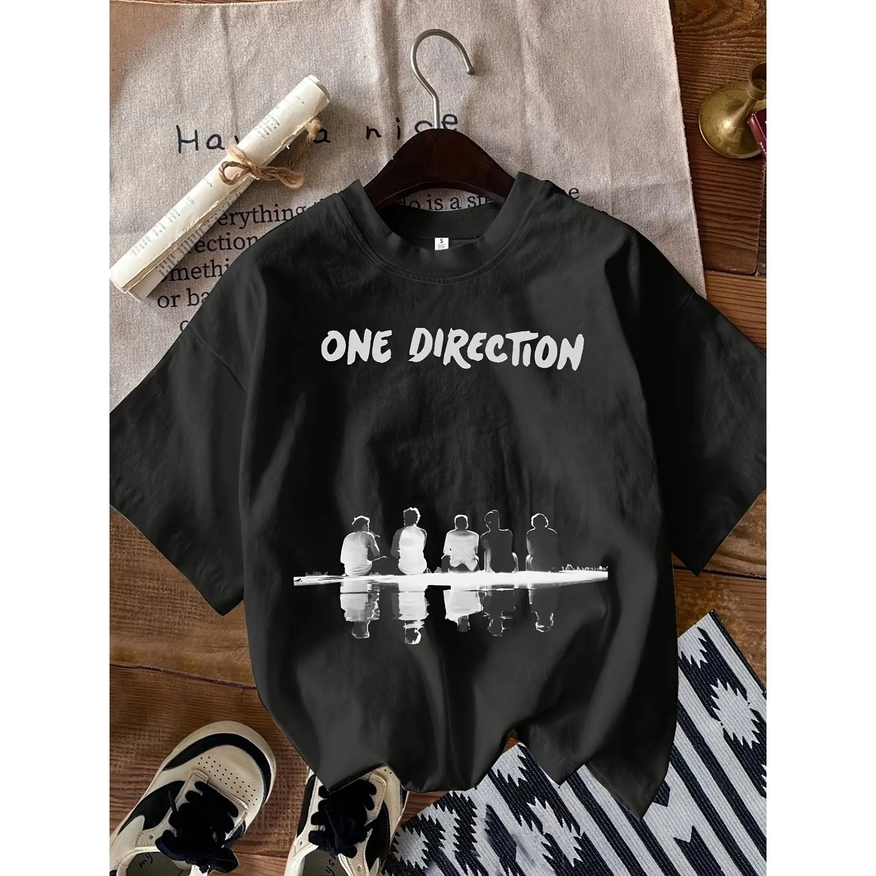 Women’s 180g Black Cotton Crew Neck Short Sleeve Graphic T-Shirt with One Direction Reflective Print – Trendy Casual Tee for Fans, Comfortable Soft Fabric, Stylish Music Band Apparel, Perfect Gift Idea for Girls, Ladies’ Fashionable Printed Top