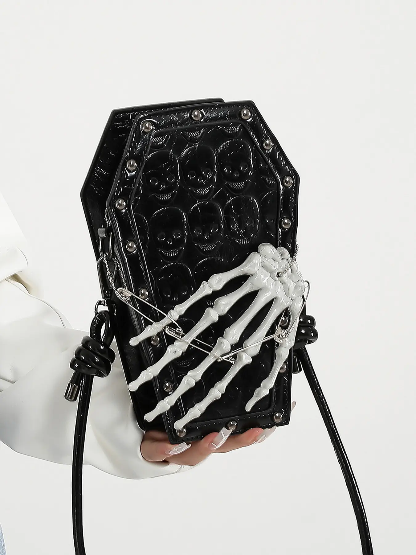 Dark Gothic style skull messenger bag, three-dimensional bone hand stitch shoulder messenger bag, niche design fashion, versatile and multi-color optional, suitable for shopping, parties, etc., Crossbody bags