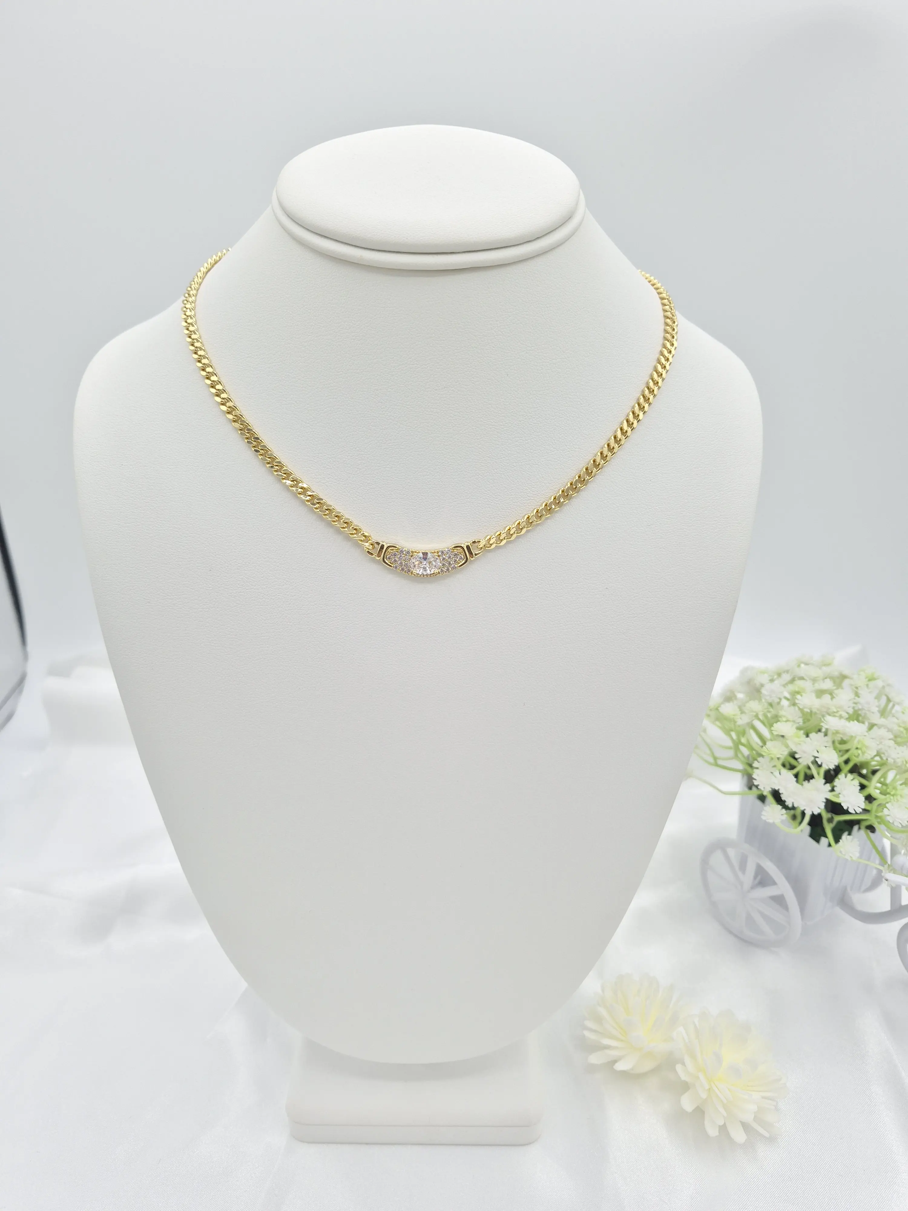 Cuban style choker with a central zirconia detail, 14K gold plated