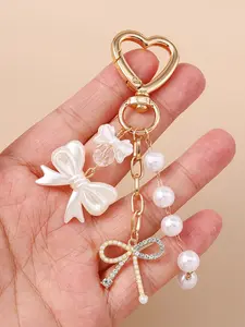 A stylish three-dimensional heart keychain, suitable for everyday wear, vacation dates, and other occasions, and also a delightful and exquisite little gift.