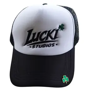 “LUCKI” LOGO EMBROIDERY TRUCKER HAT(White)