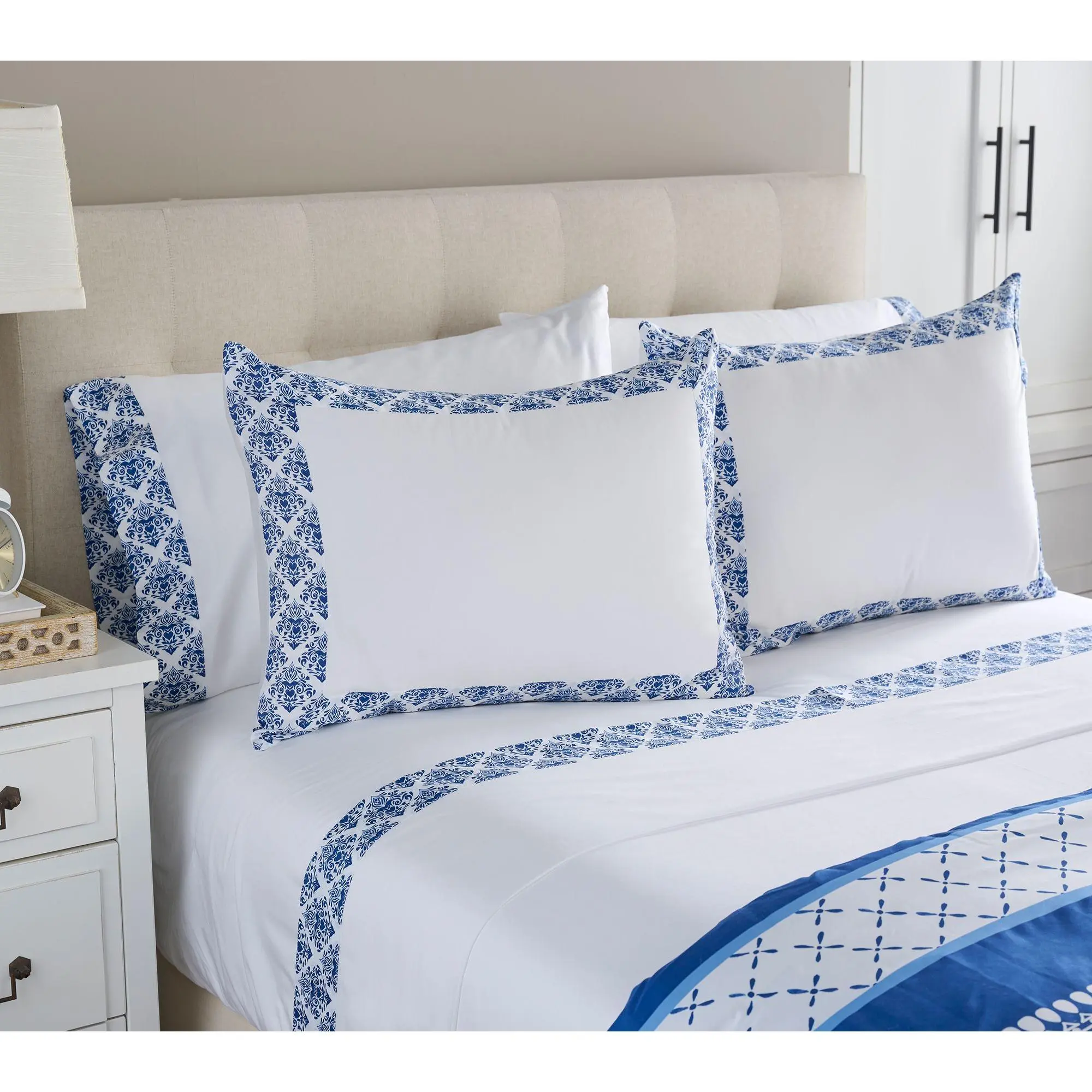 Hotel du Cobb Set of 2 Decorative Border Pillowcases Hotel du Cobb Set of 2 Decorative Border Pillowcases