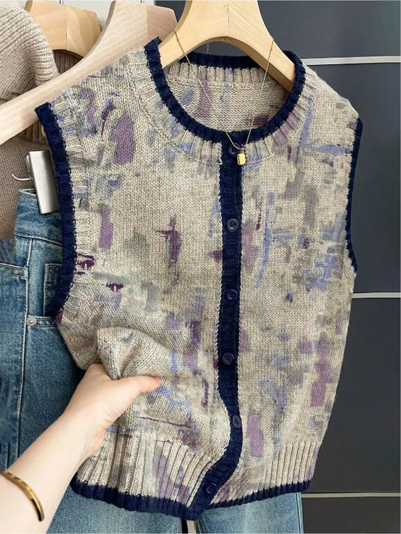 French retro style loose crew neck sleeveless color-block buttoned khaki women's sweater vest with watercolor print. Suitable for Lady spring and summer wear, vacation style, casual, Womenswear