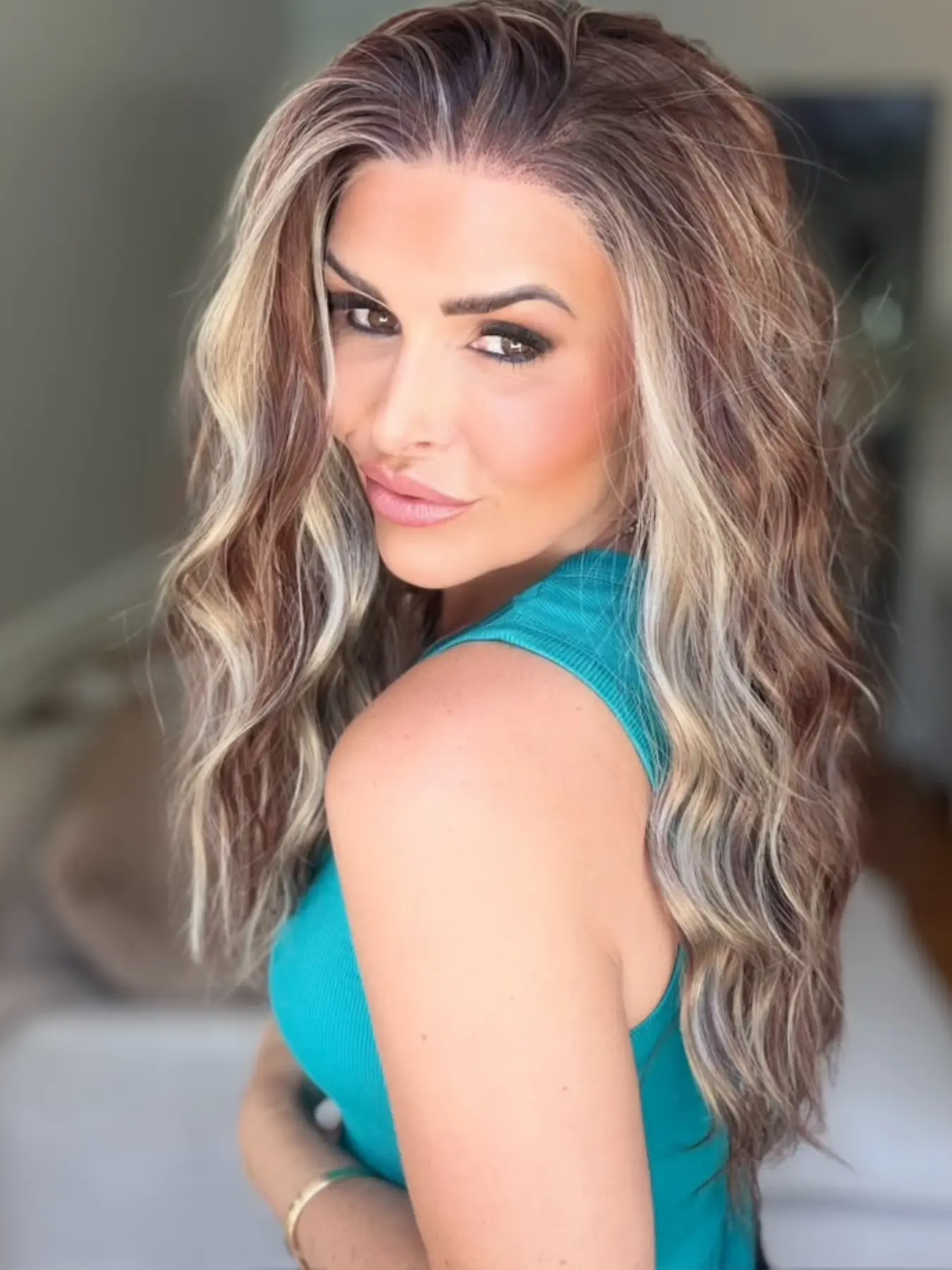MACA BAKA Caroline Sunkissed Auburn Ash Blonde Ombre Highlight Water Wave Lace Front Wigs with Scandinavian Hairline Straight Drop Low Density 18 Inches Long Reddish Brown Loose Curly HD Synthetic Lace Front Wigs for Women Pre Plucked, Halloween, Christma