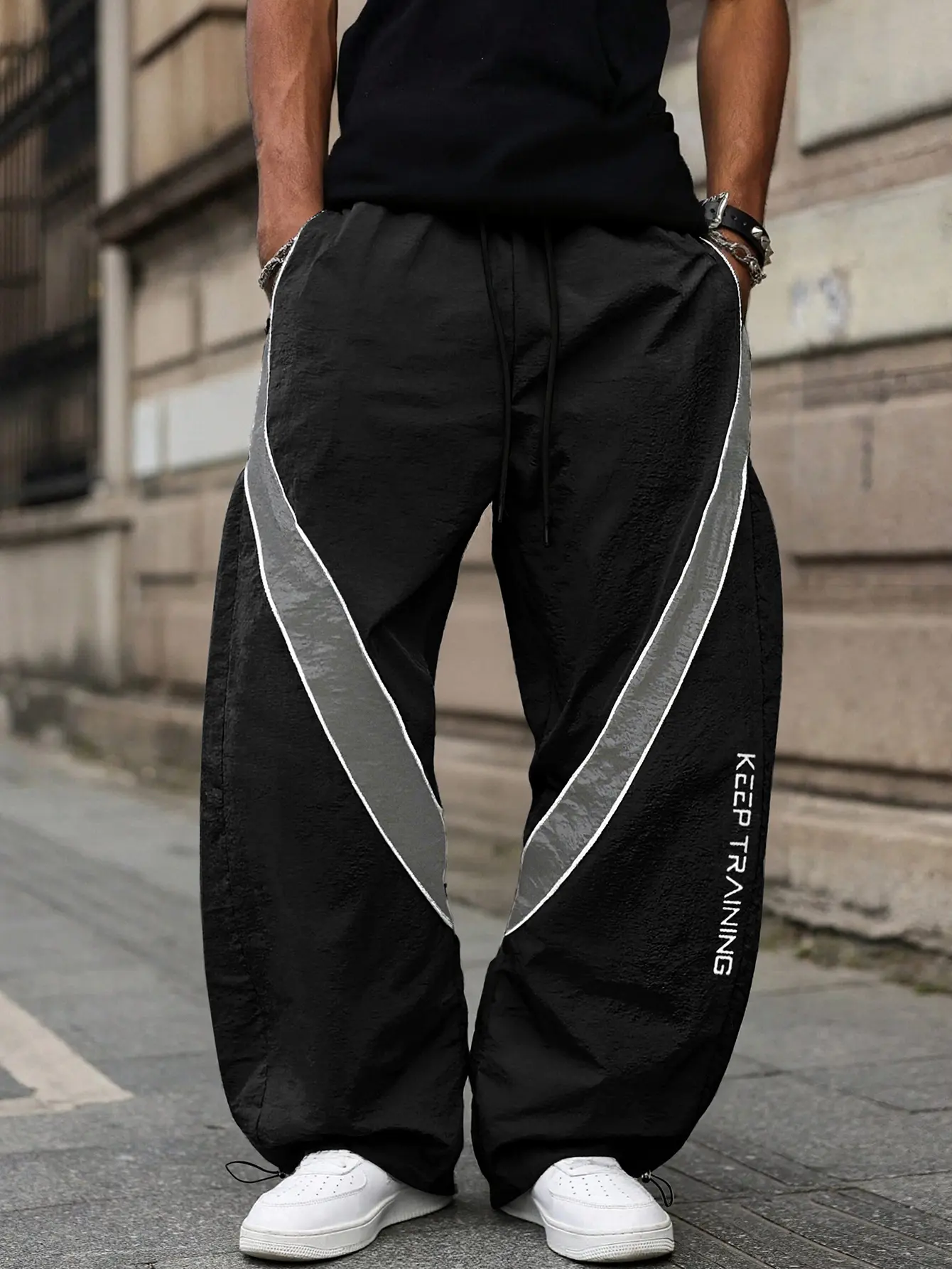 Trendy men's sports pants with letter print, colorblock design, drawstring waistband, suitable for exercise, casual wear, and daily commuting. Can be worn with jackets and sweatshirts, making it a perfect choice for all seasons.