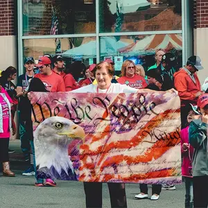 American Flag Featuring a Bald Eagle, Perfect for Celebrating Independence Day And Memorial Day.This Fade-Resistant Flag Is Suitable for Both Outdoor And Indoor Use, Designed for Gardens And Homes