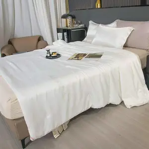 KAQILISI Luxury Silk Comforter 200x230cm Summer Cooling Blanket with Embroidery and Rhinestones