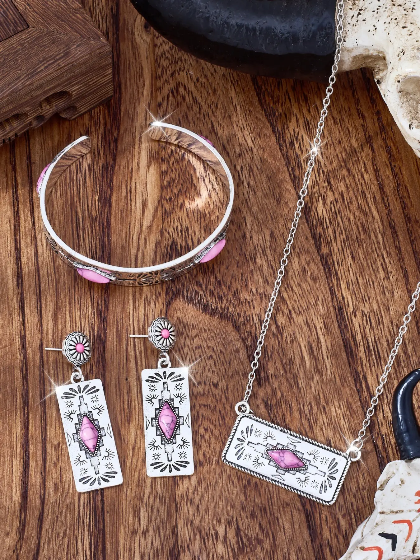 4pcs/set Vintage Western Carved Turquoise Pendant Earrings Necklace Set, Women's Cowboy Jewelry Gift Set, Bohemian Beach Vacation Theme Set, Boho Jewelry Set