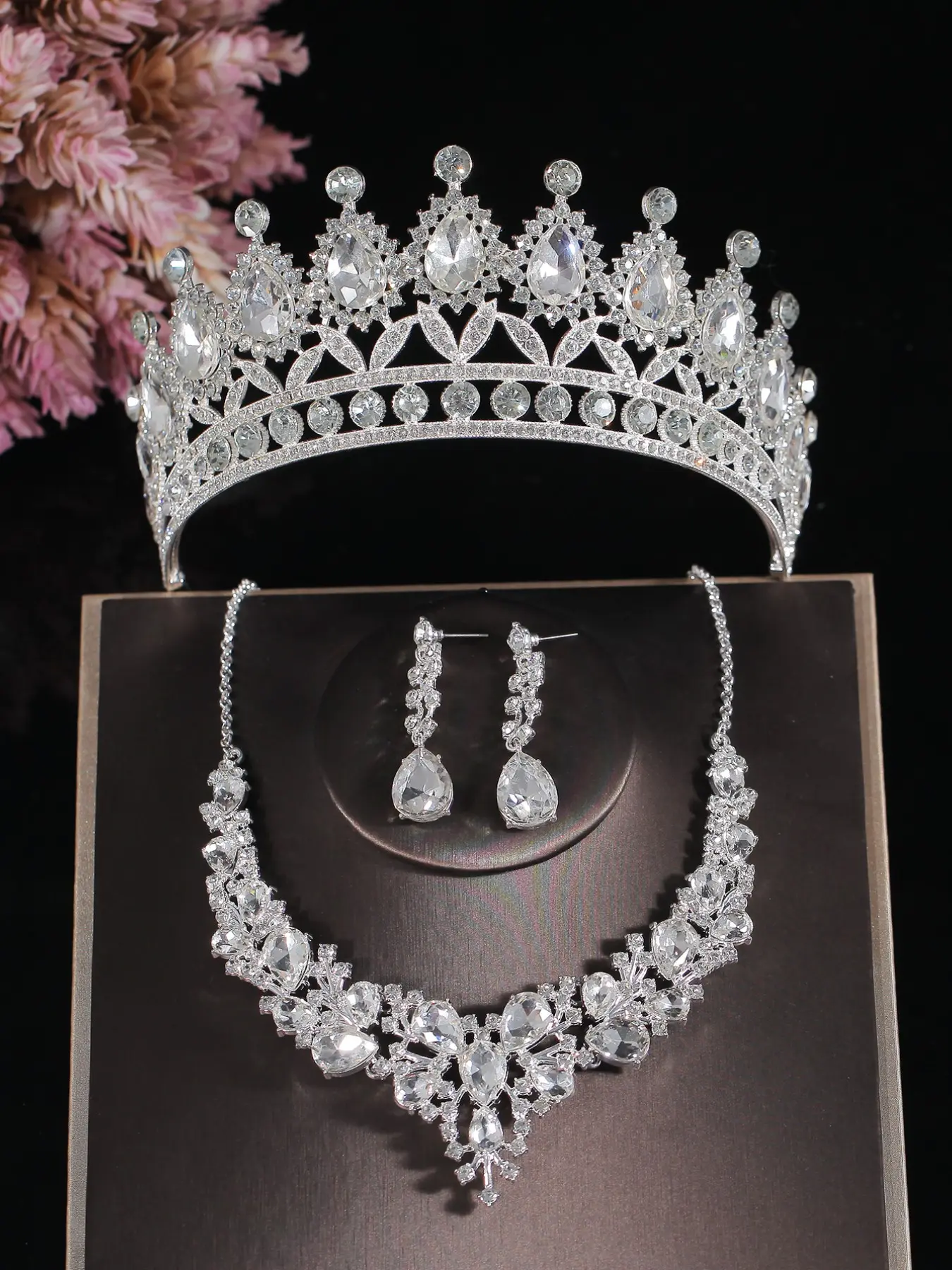 A set of bridal accessories, Teardrop jewelry set, necklaces earrings set, including a rhinestone crown, necklace, earrings, suitable for weddings, parties, gatherings
