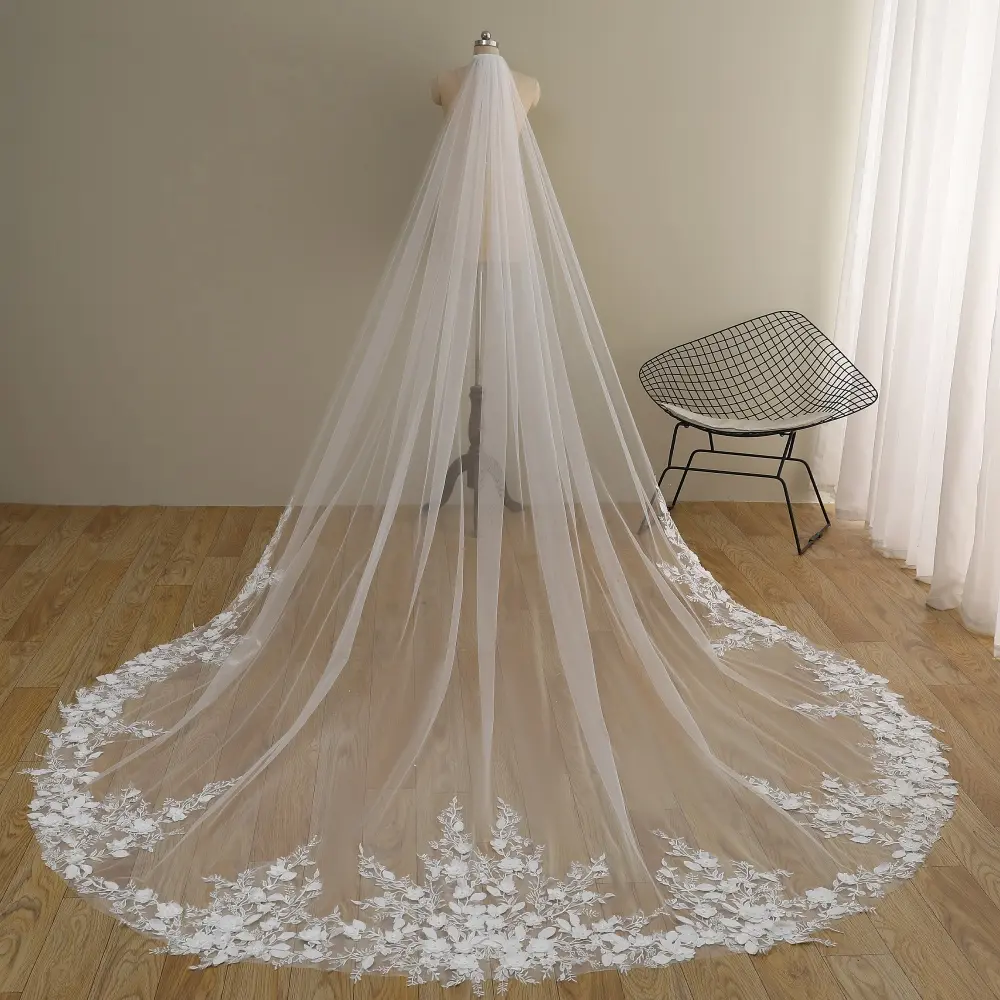 Delicate wedding veil, hand-made bridal veil,ivory and cathedral veil, elegant and classical wedding veil, veil with white flowers and pearls