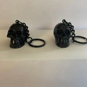 Beautiful Shiny Black 1 Inch Resin Skull Keychain with Durable Chain and Sleek Design for Stylish Accessory