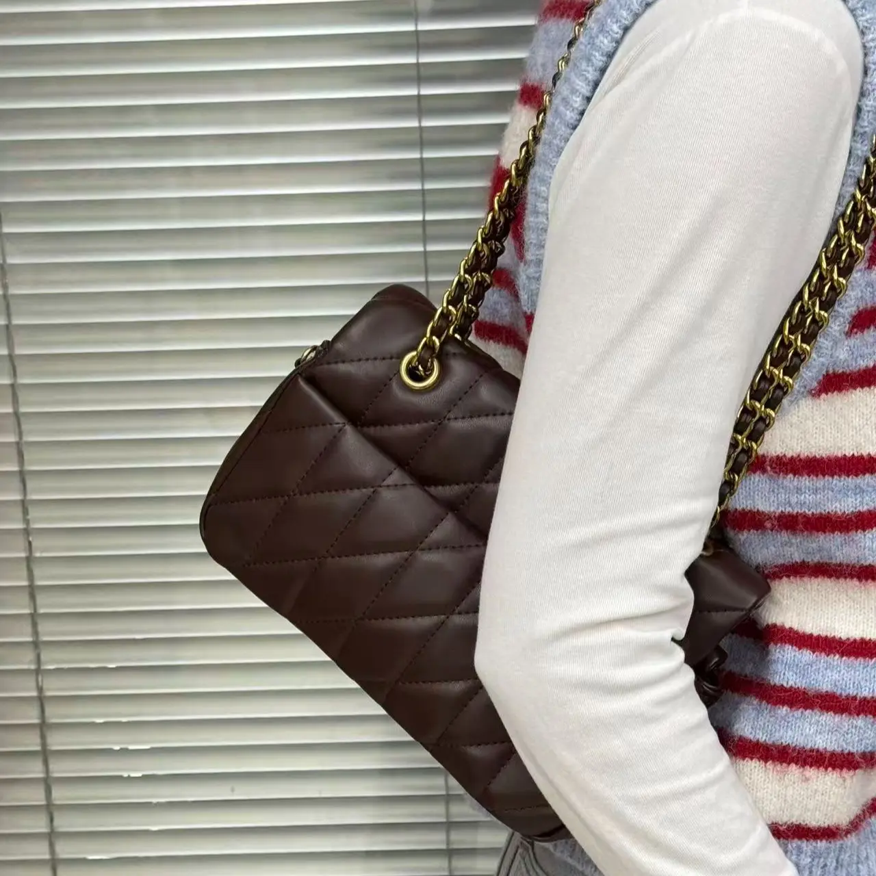 Women's Retro Scratchproof Brown Quilted Lychee-Textured Leather Shoulder Crossbody Purse - Adjustable Padded Casual Underarm Handbag with Crescent Lock Clasp, Chain Accent, Reinforced Metal Grommets Storage Organizer