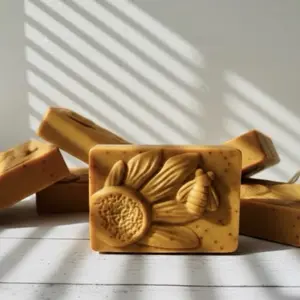 Handmade artisanal Turmeric&Honey Natural( Cúrcuma y Miel Natural) display