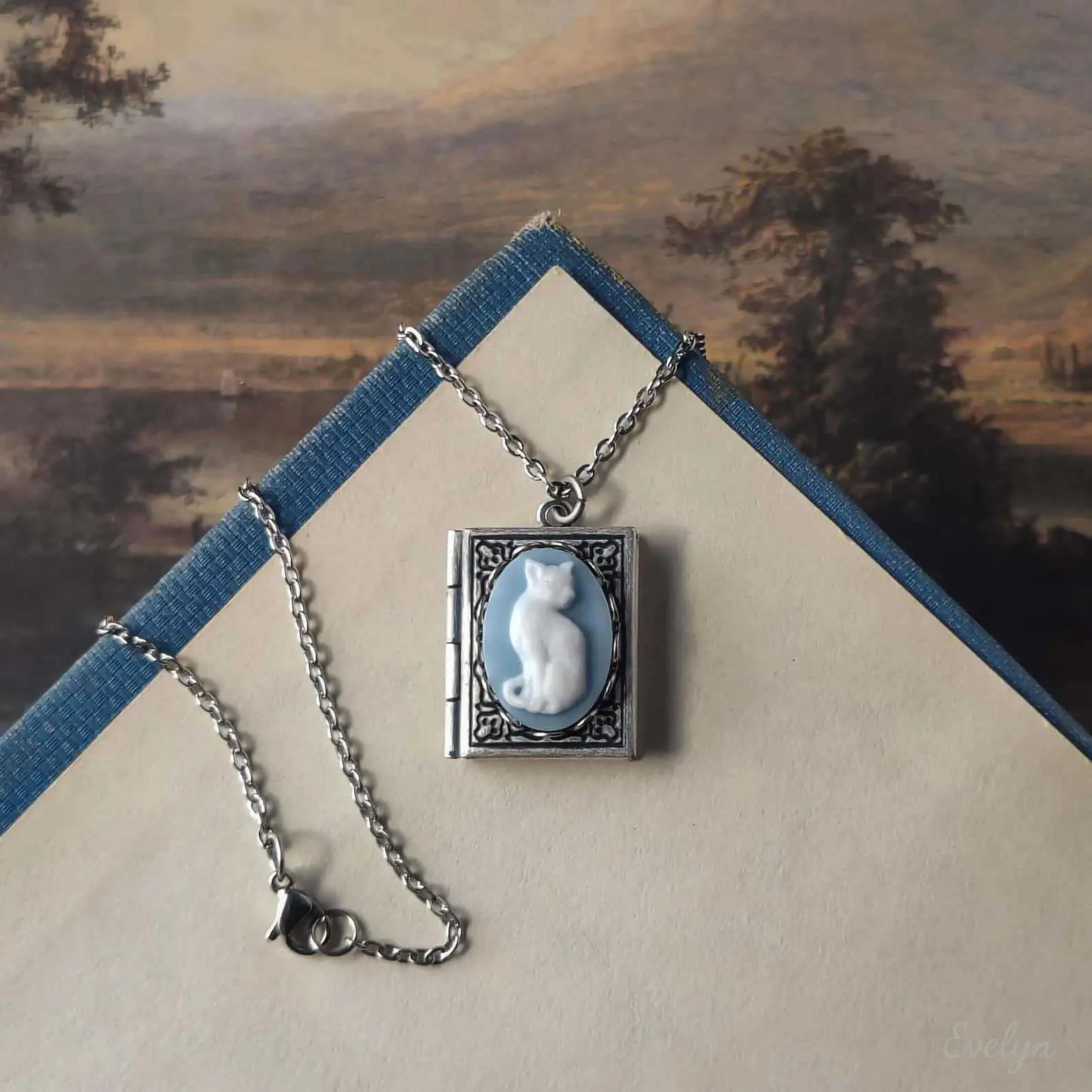 Vintage Cat Cameo Locket Pendant Necklace - Silver-Plated Openable Custom Photo Charm Chain, Retro Floral Border Relief Elegant Kitten Style Necklace for Cottagecore Casual Style Daily Wear, Custom Photo Pendant, Elegant Necklace